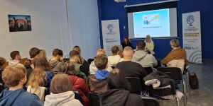 Zdjęcie przedstawiające uczniów podczas szkolenia